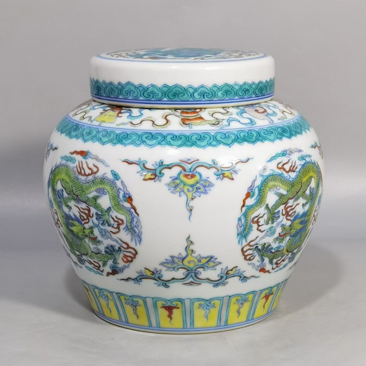 清中期斗彩团龙纹罐