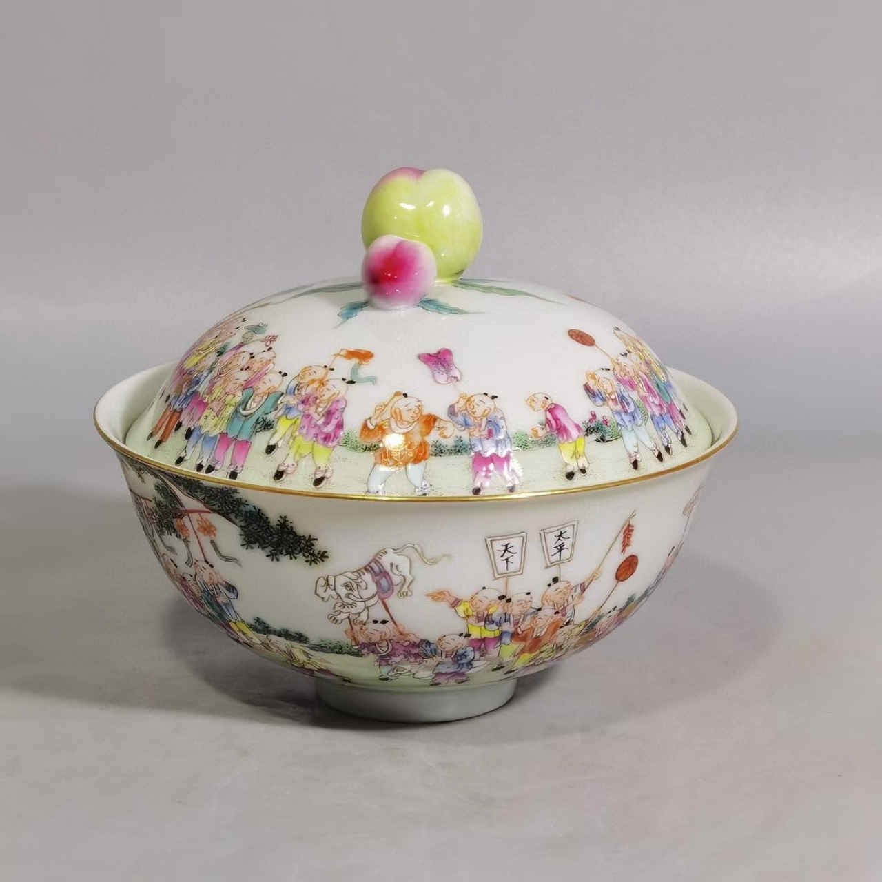 清中期粉彩百子图寿桃盖碗一对