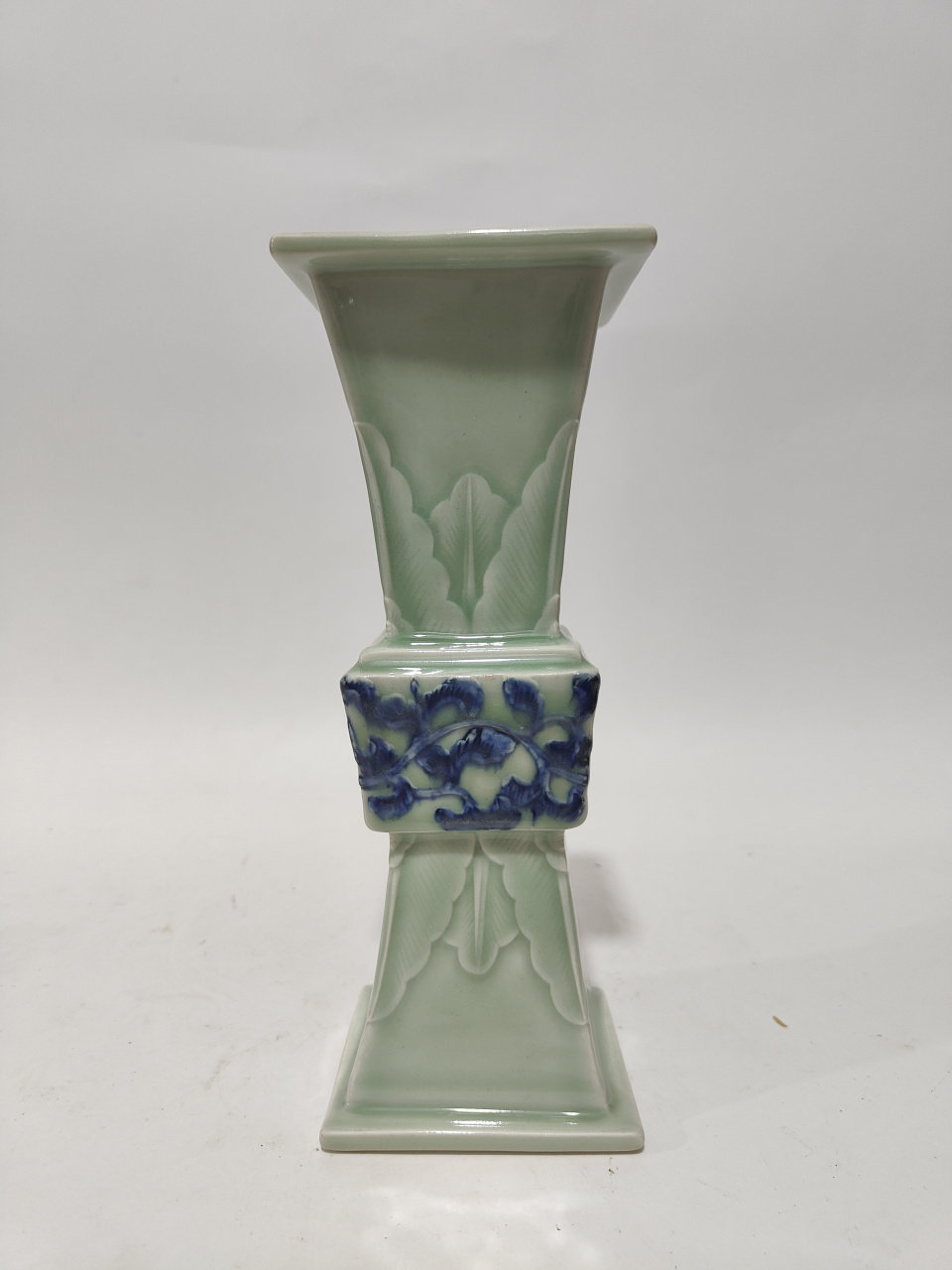 清中期豆青釉青花刻画蕉叶缠枝纹四方花觚