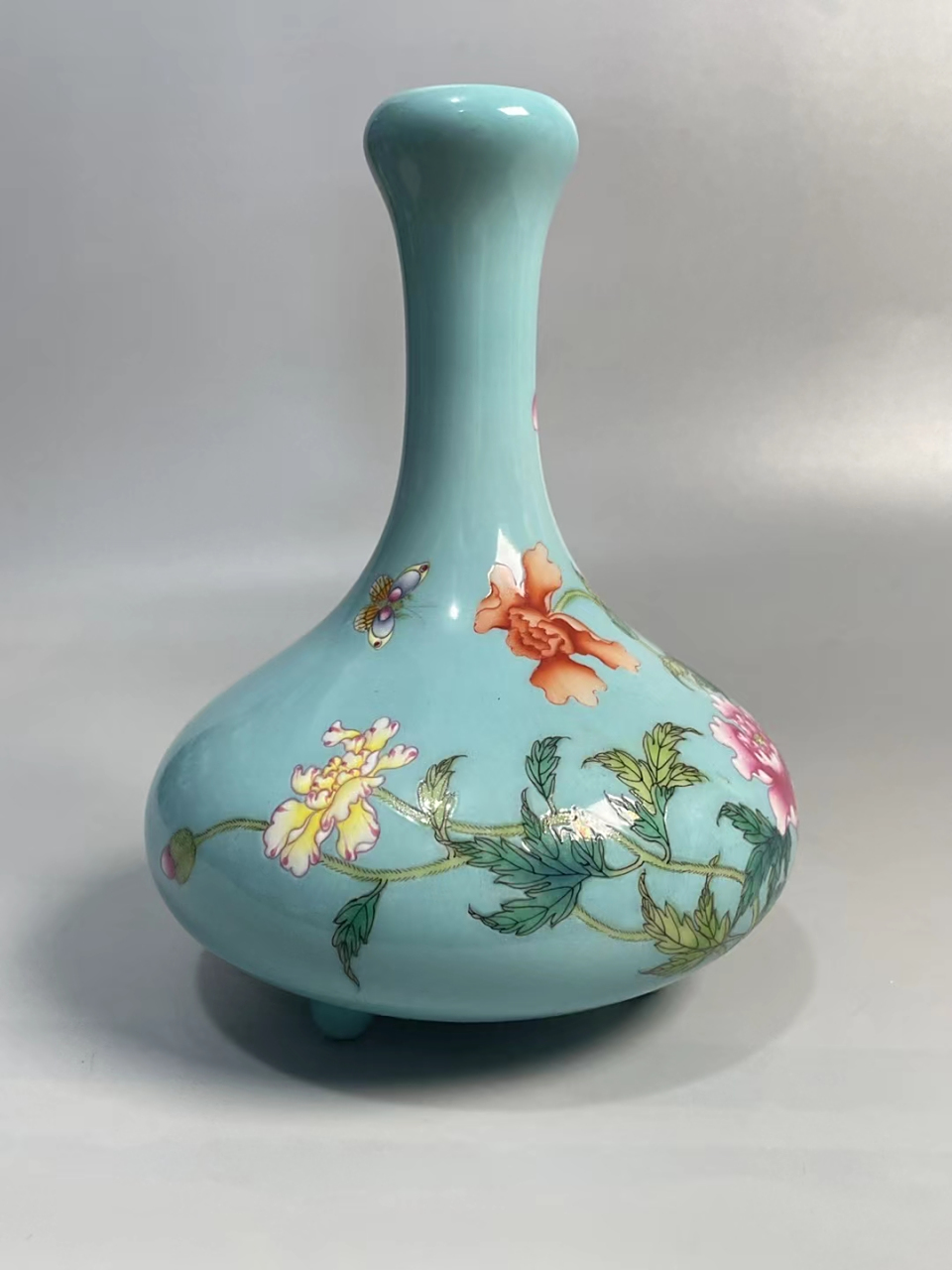 清中期松石绿釉粉彩蝶恋花三足蒜头瓶