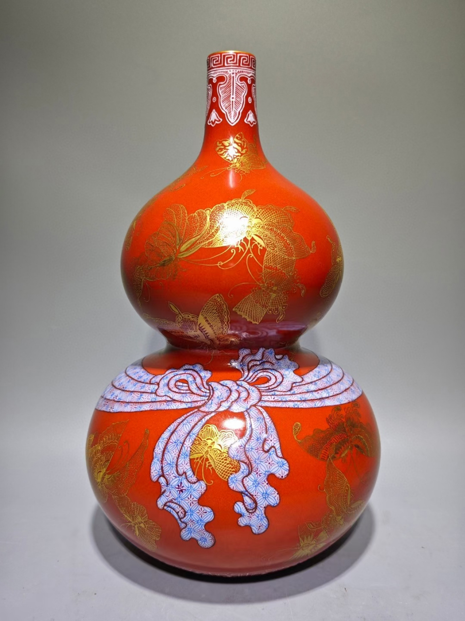 清中期矾红粉彩描金蝴蝶纹包袱葫芦瓶