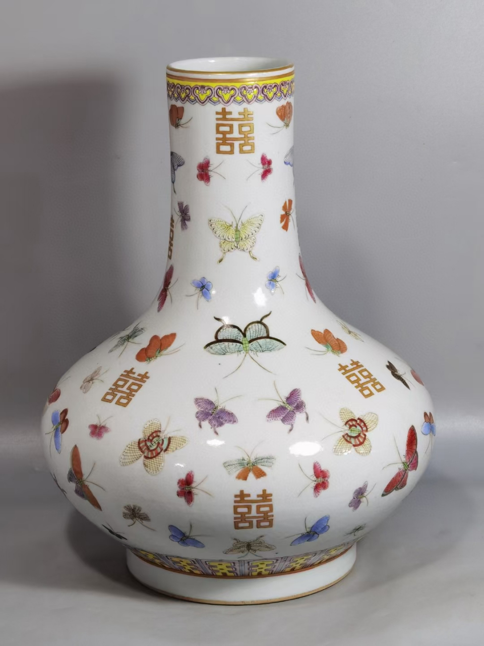 晚清粉彩百蝶喜字荸荠瓶
