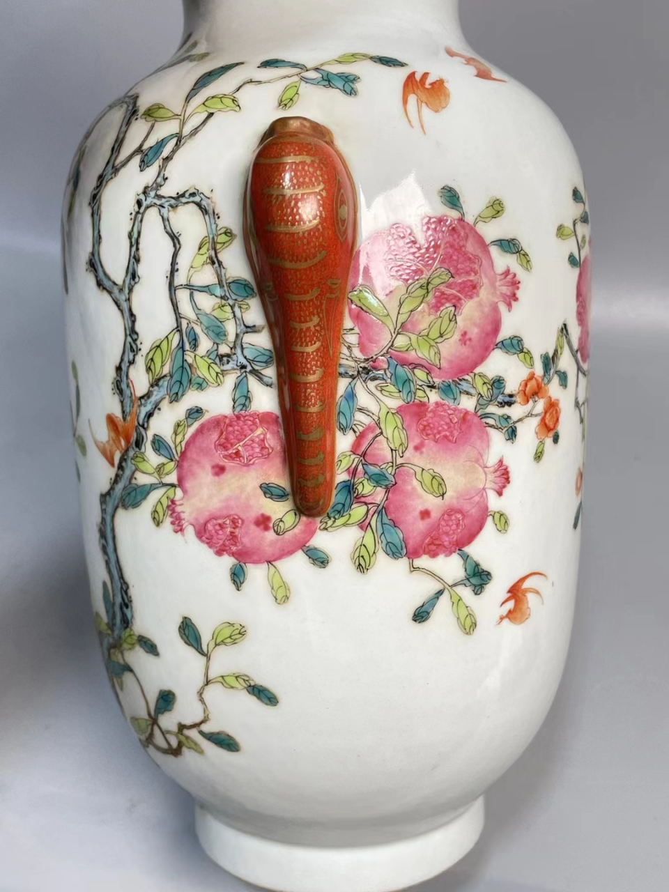 晚清粉彩石榴图象耳瓶
