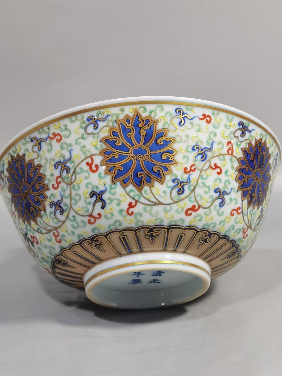 晚清青花斗彩描金缠枝莲纹碗一对