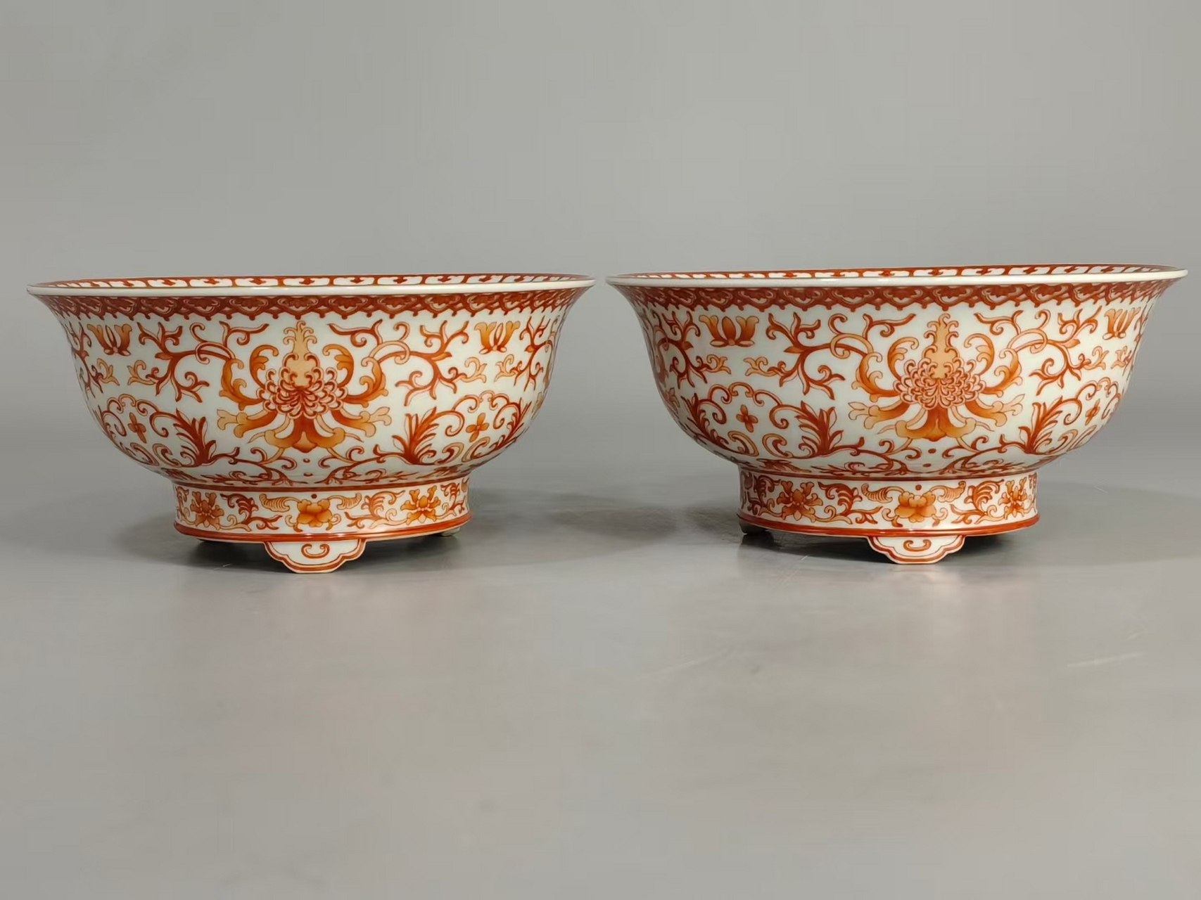 清中期矾红缠枝莲纹三足宫碗一对