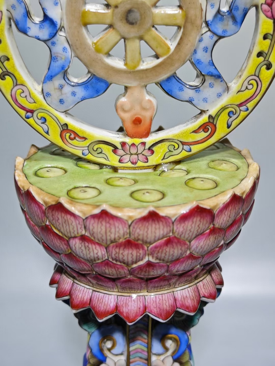 清中期完整一套粉彩莲托八宝瓷雕