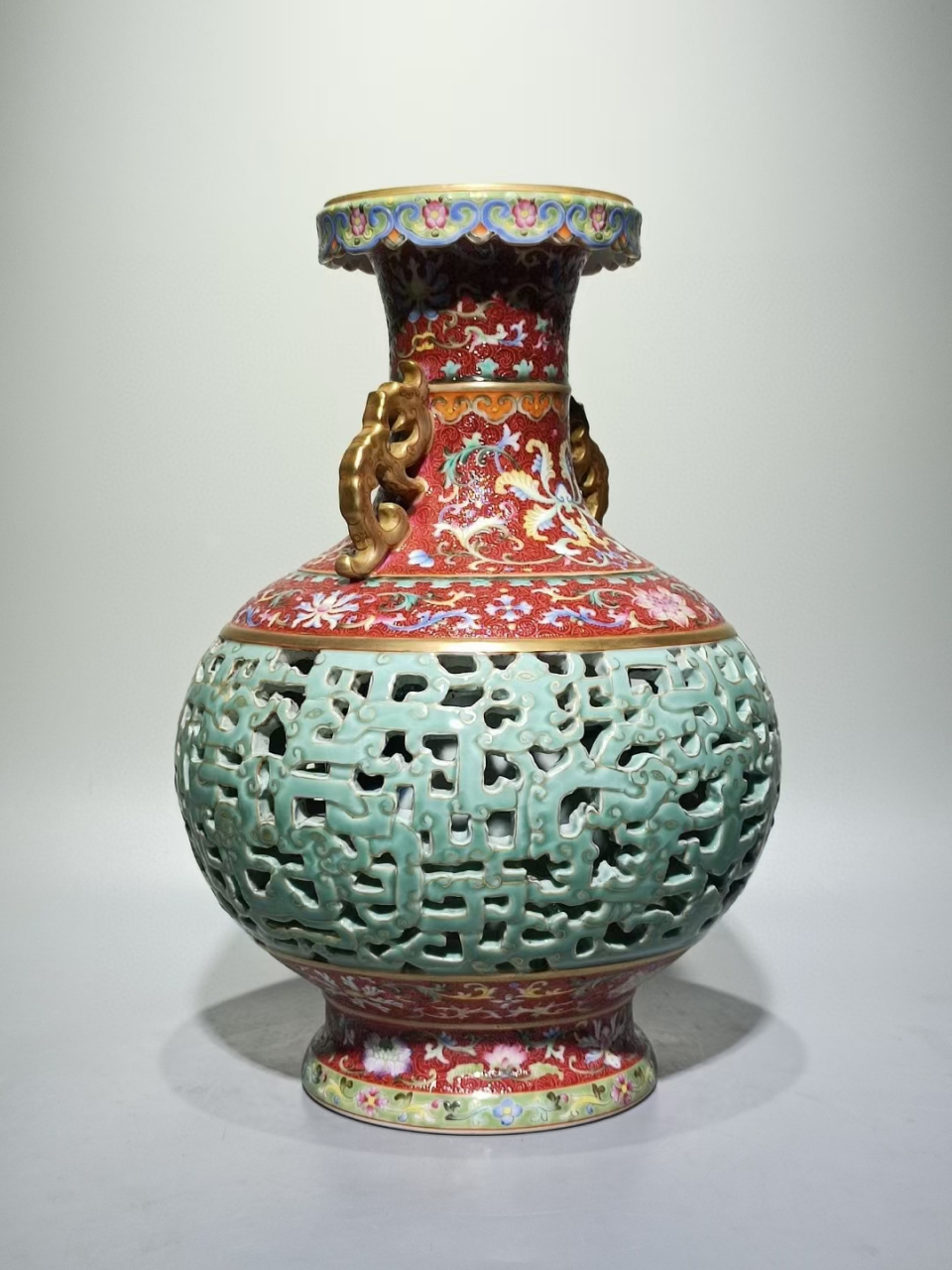 清中期洋彩胭脂红轧道纹缠枝莲豆青釉雕刻夔龙纹双耳翻口瓶