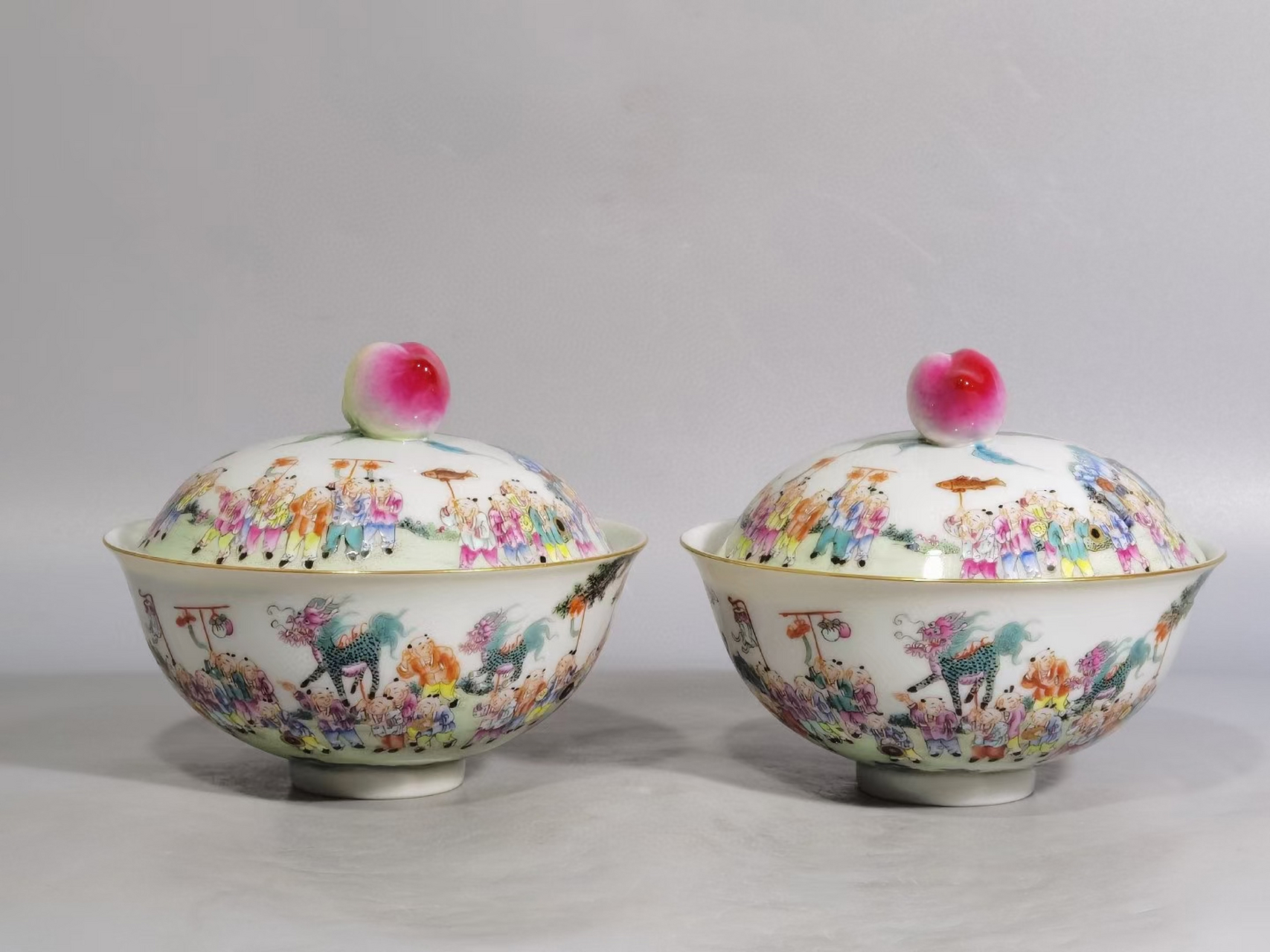清中期粉彩百子图寿桃盖碗一对