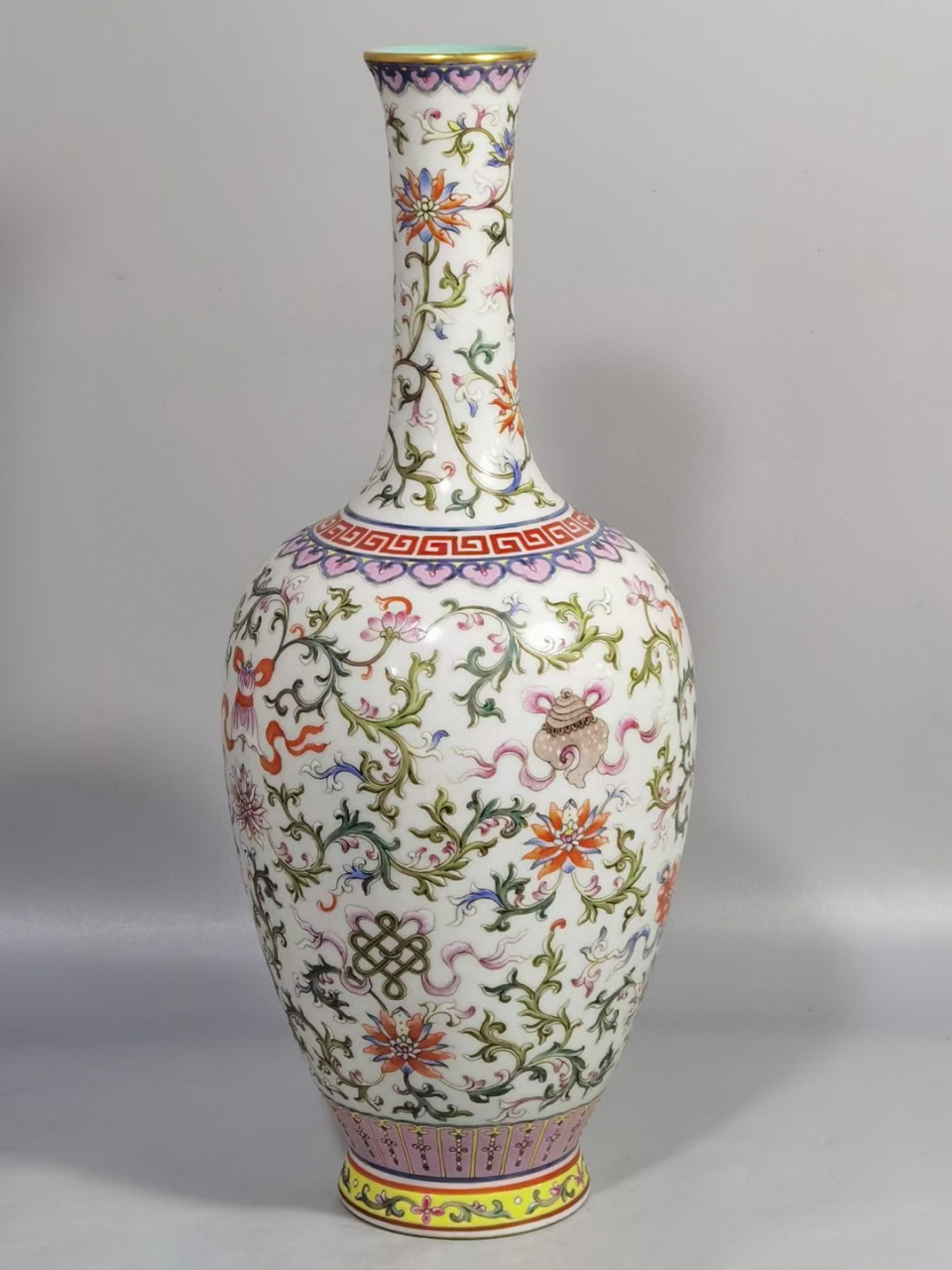 清中期粉彩缠枝莲纹八宝赏瓶