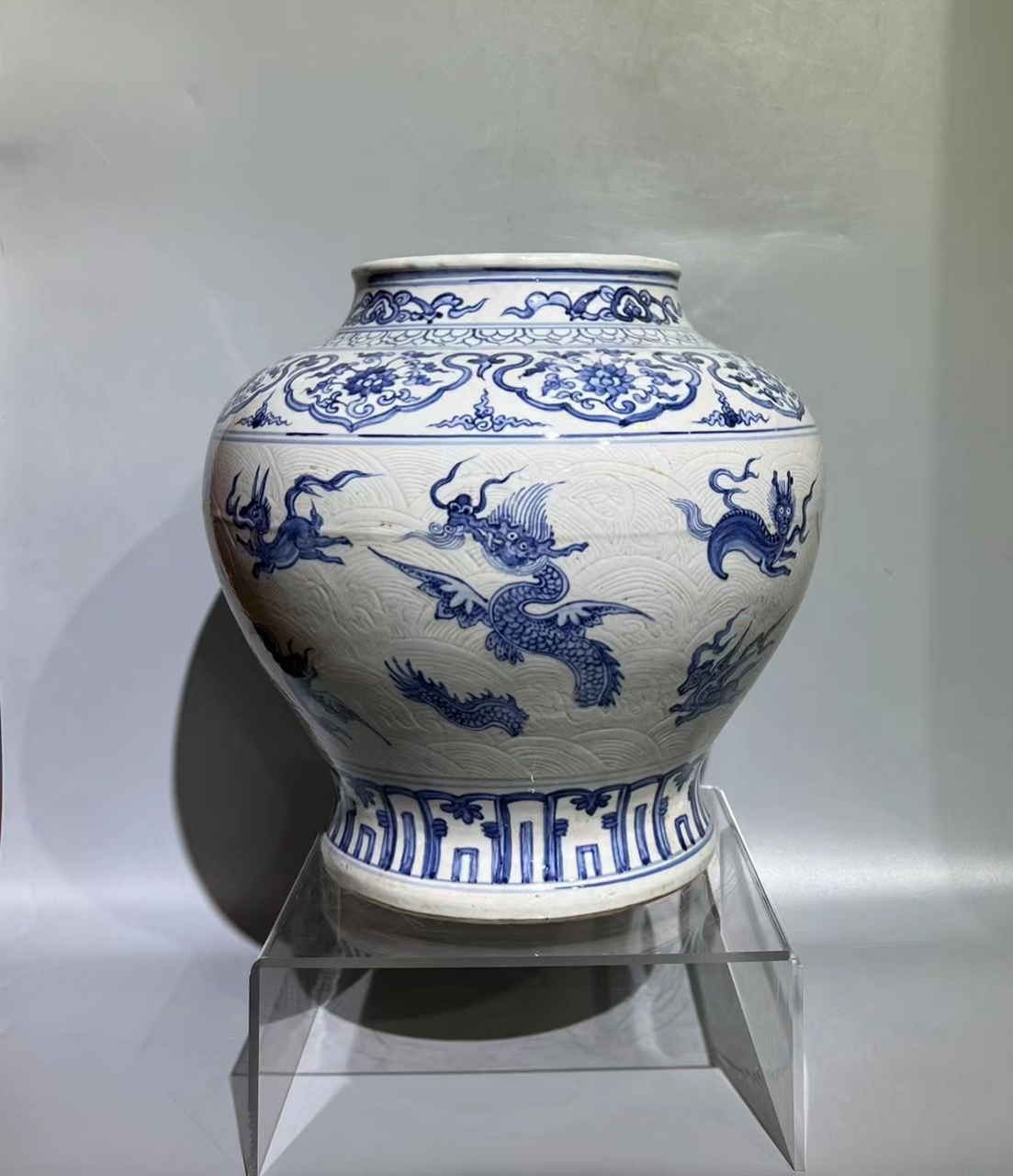 明代精品青花暗刻海怪纹罐