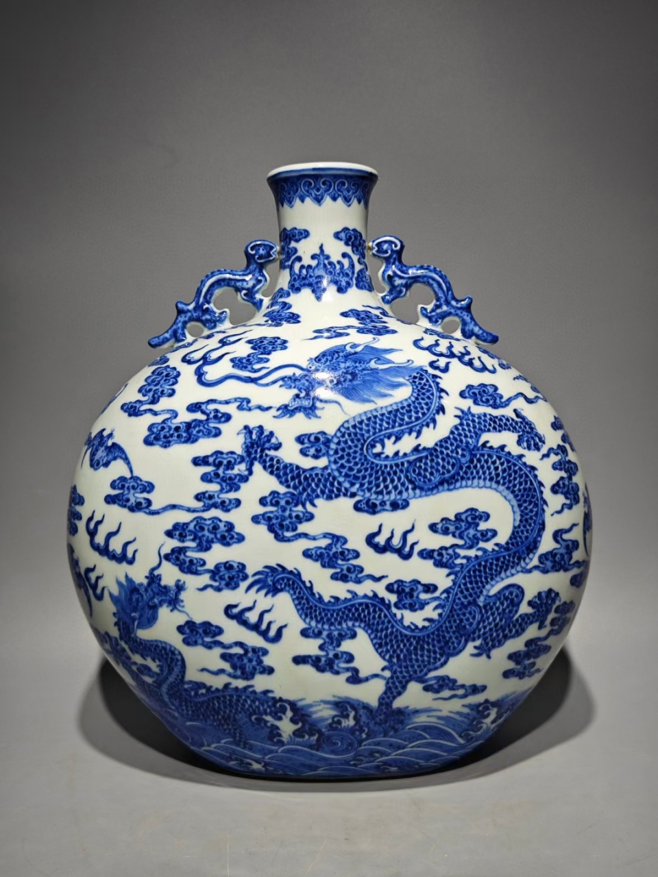 清中期青花苍龙教子图抱月瓶