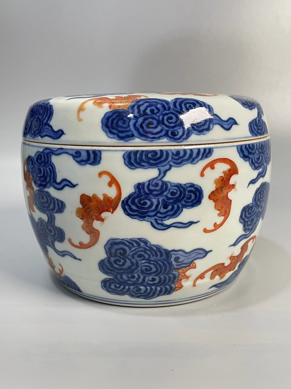 清中晚期青花矾红祥云蝙蝠纹盖罐