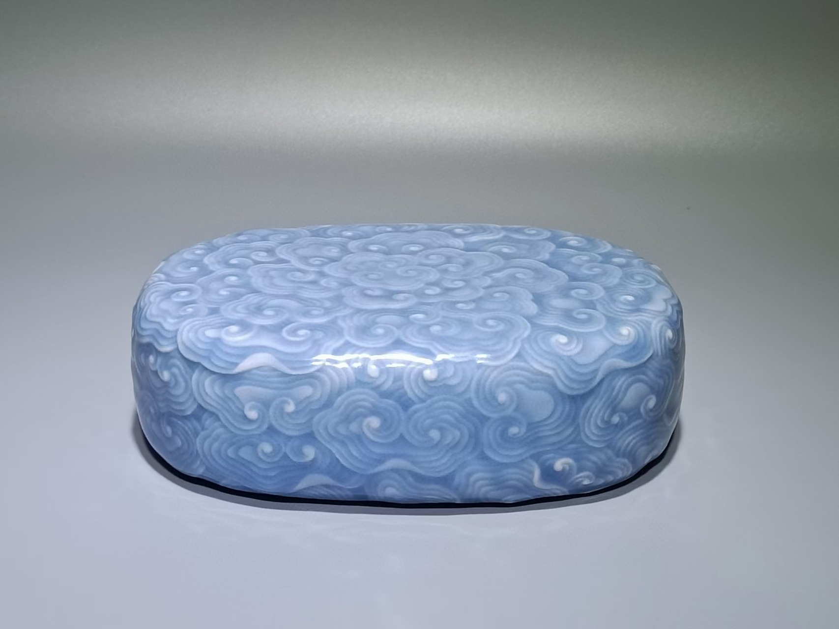 清中期天蓝釉刻画祥云枕