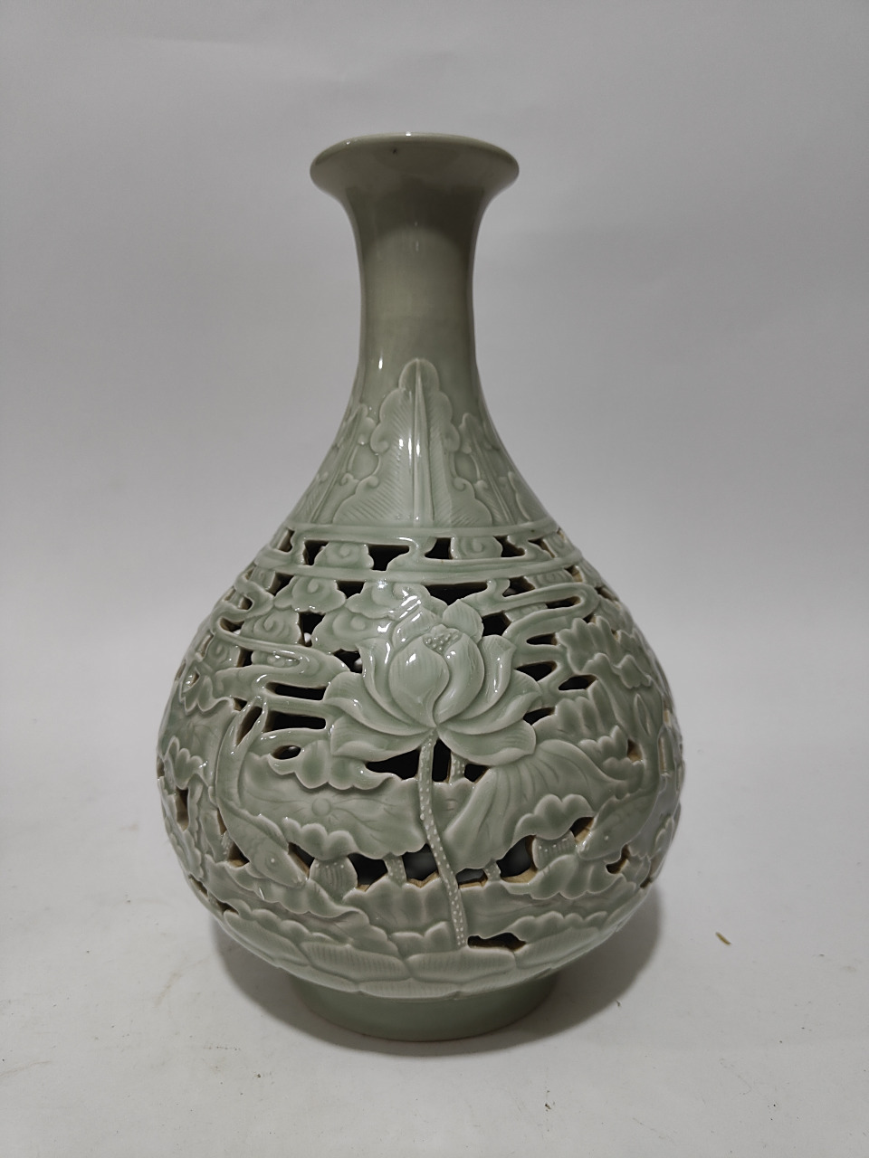 清中期豆青釉镂空刻花鸳鸯荷花图玉壶春瓶