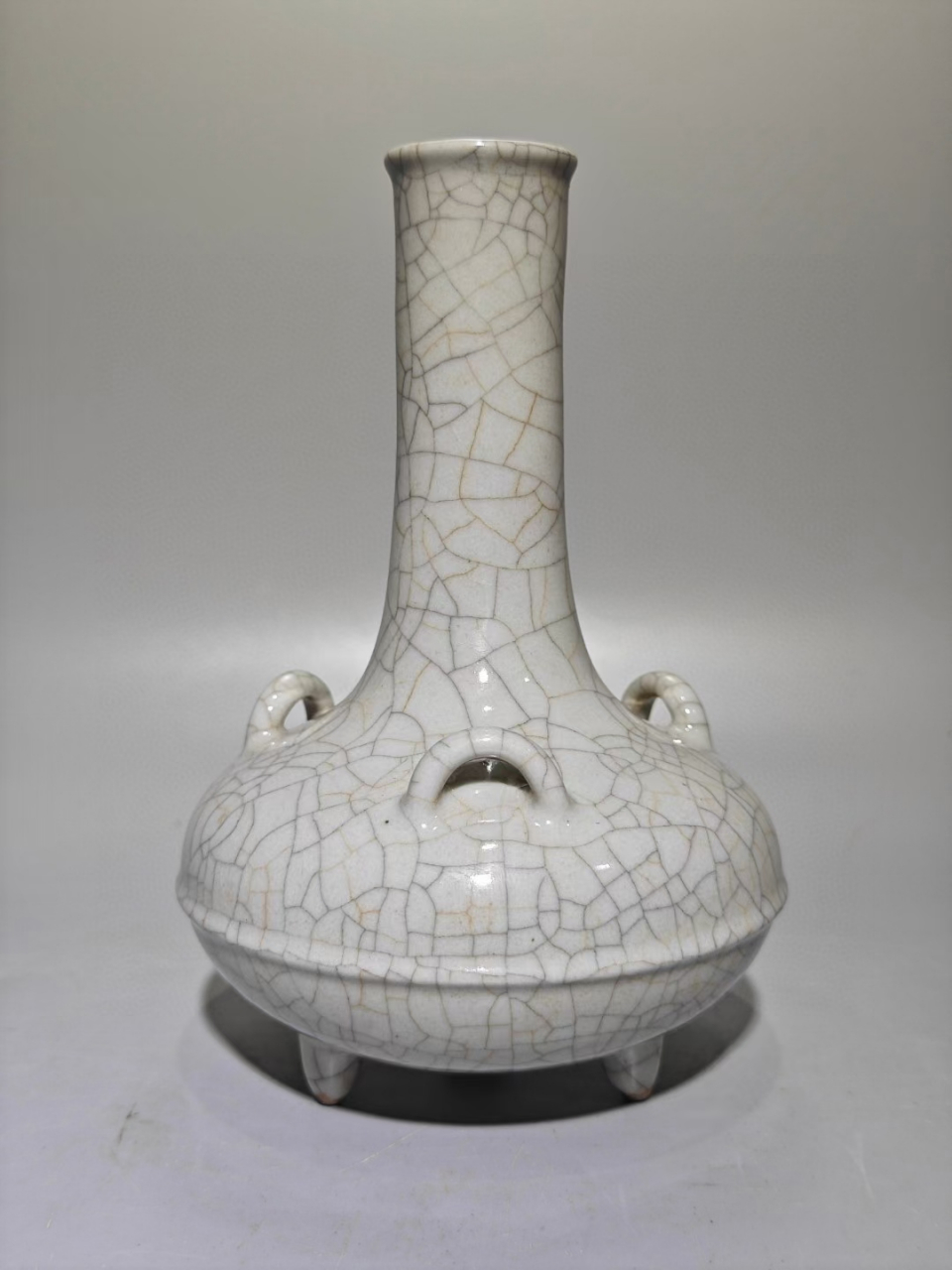 清中期哥釉三足三耳瓶