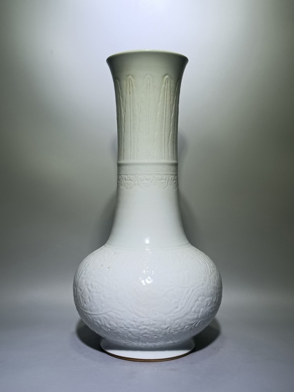 清中期甜白釉暗刻蕉叶夔龙纹长颈瓶