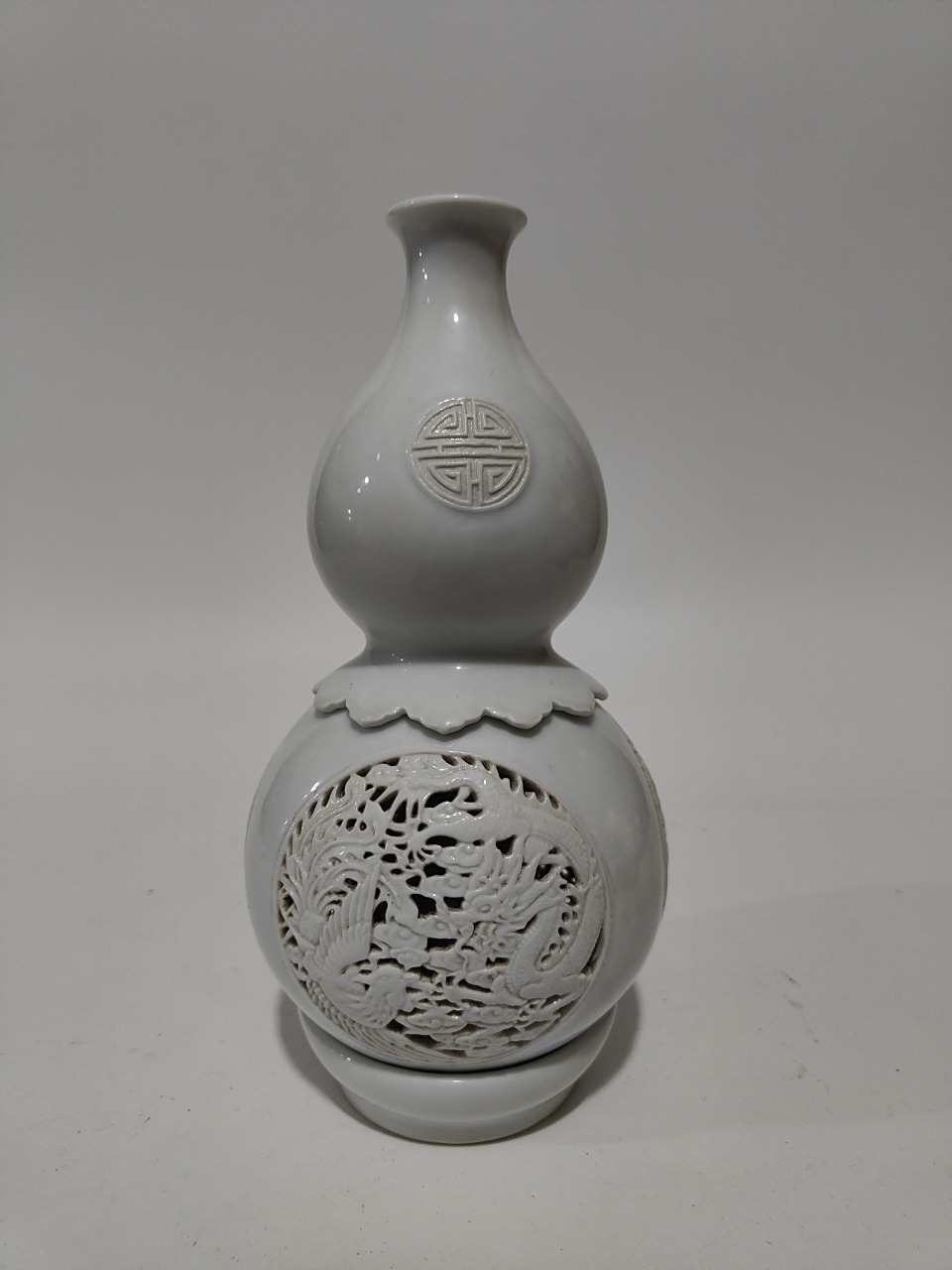 晚清甜白釉镂空瓷雕龙凤呈祥转心葫芦瓶