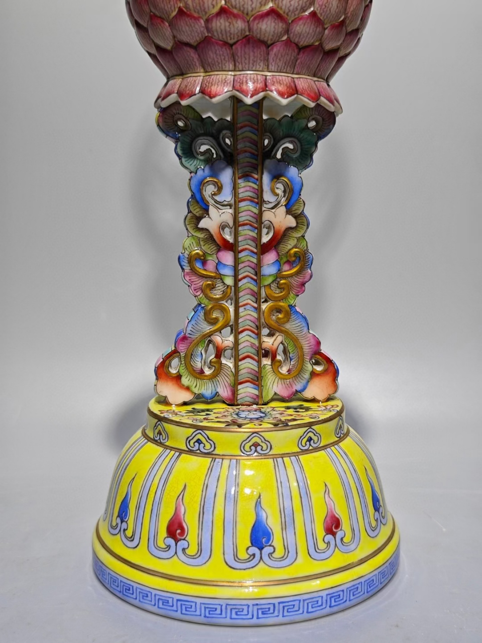 清中期完整一套粉彩莲托八宝瓷雕