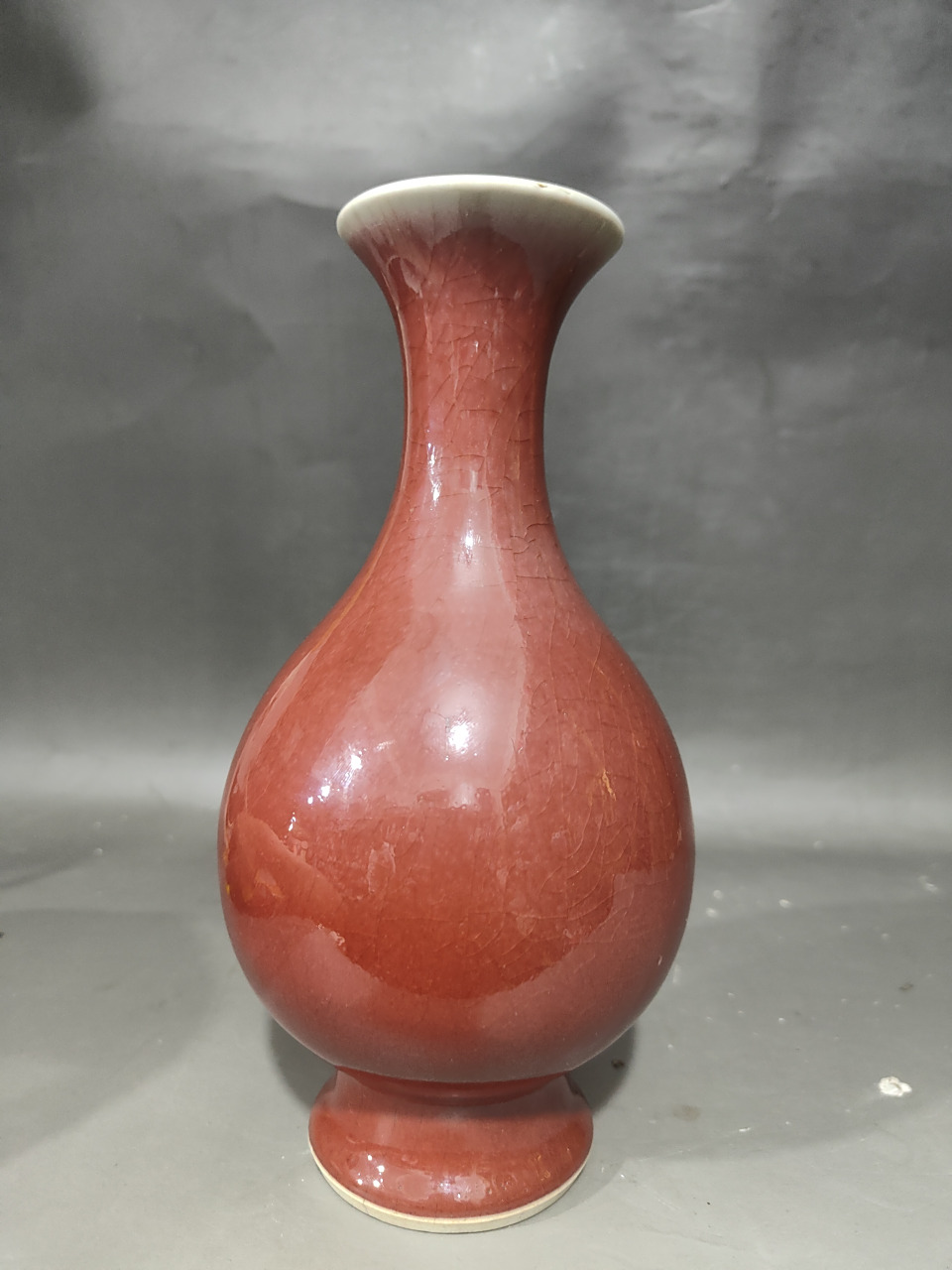清中期琅红釉赏瓶(底冲线加窑裂)