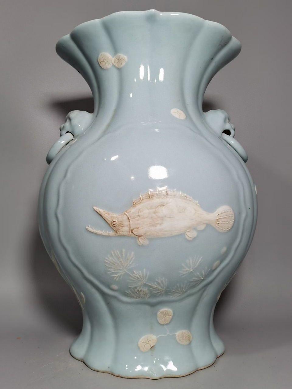 清中期豆青釉堆白刻花鱼澡纹双耳花口赏瓶