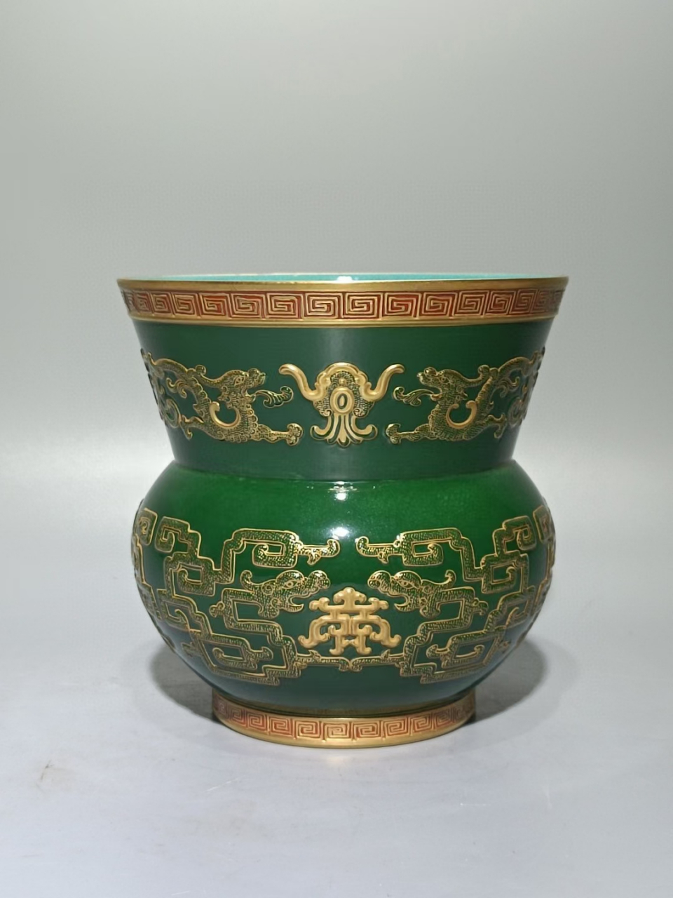 清中期孔雀绿釉描金刻花夔龙纹渣斗