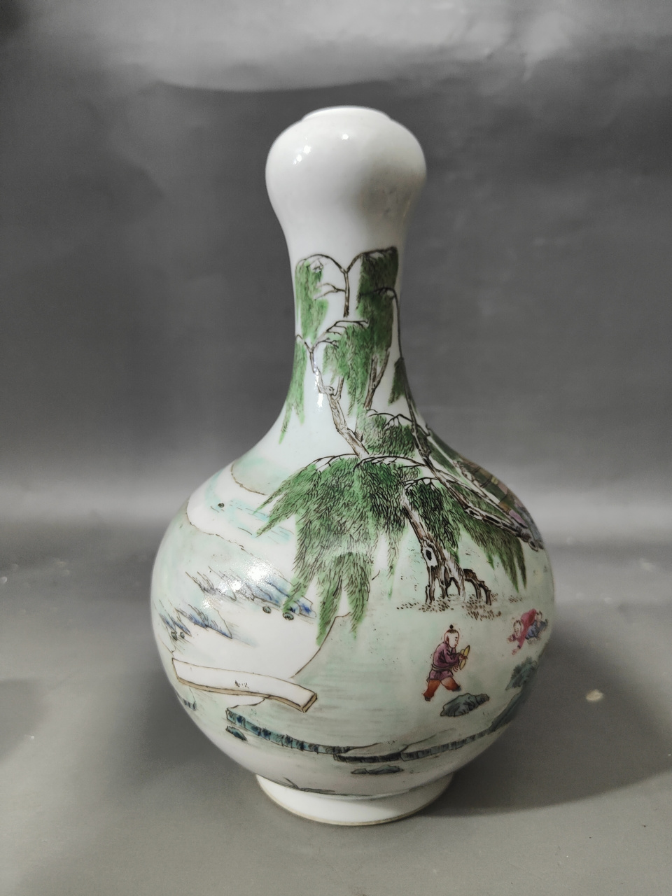 清早期粉彩山水人物蒜头瓶
