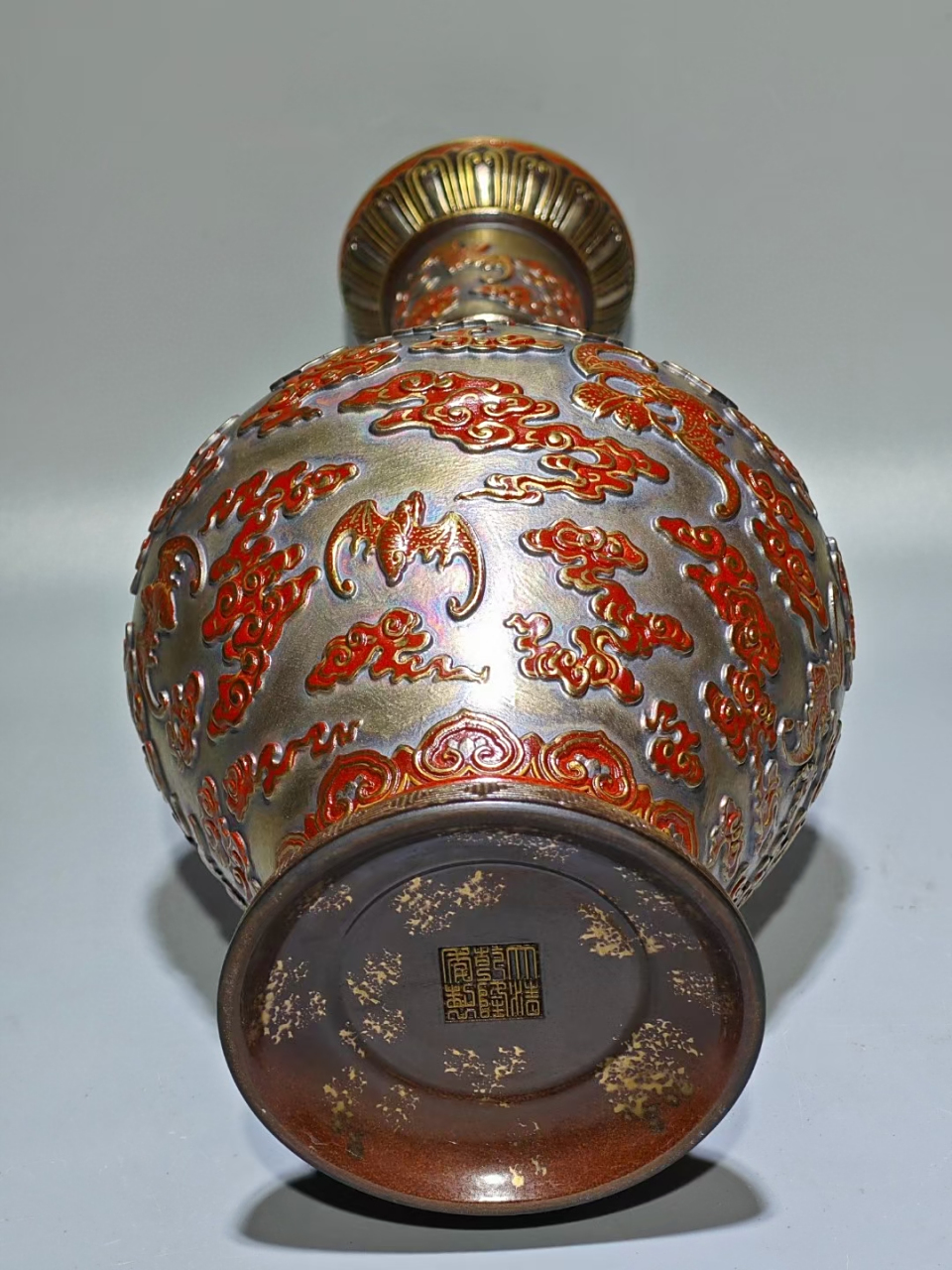 清中期古铜釉剔红金银浮雕蝙蝠祥云赏瓶