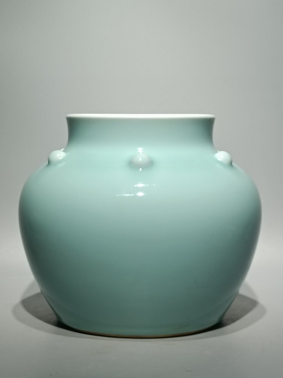 清中期粉青釉鼓钉罐