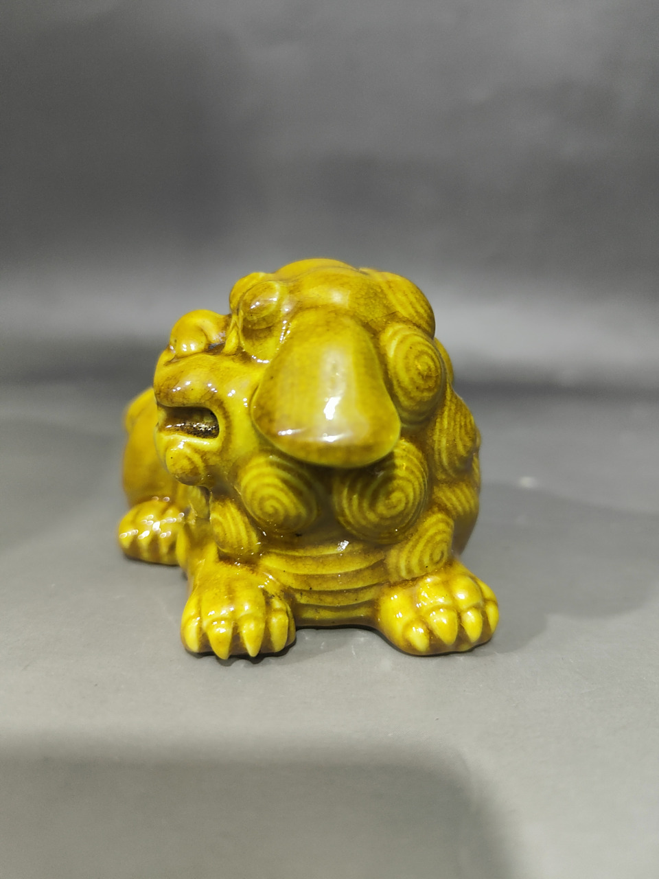 清中期黄釉瓷雕狮子摆件