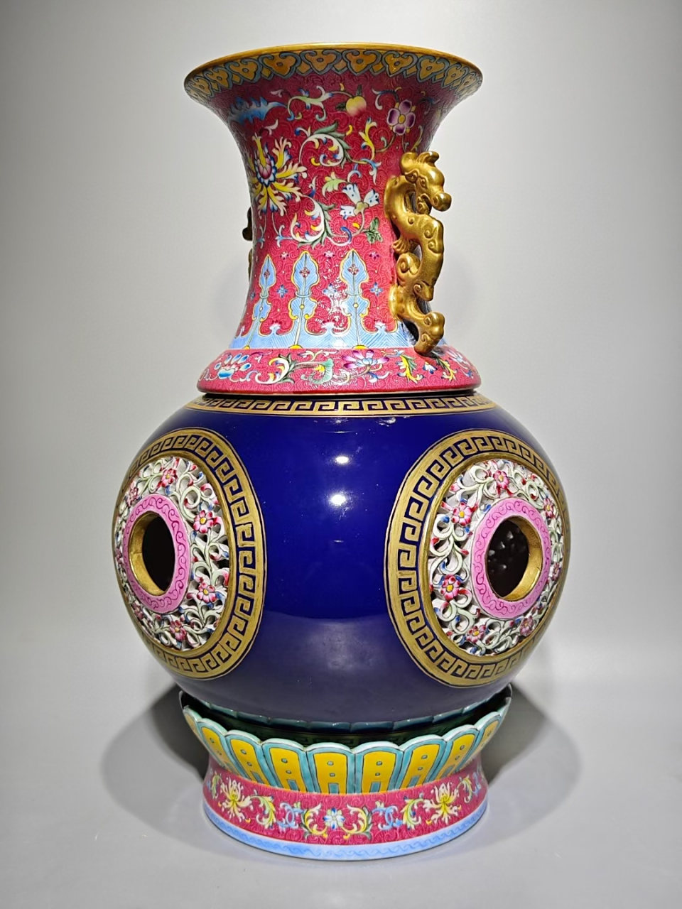 清中期宝石蓝洋彩镂空缠枝莲纹双耳转心瓶