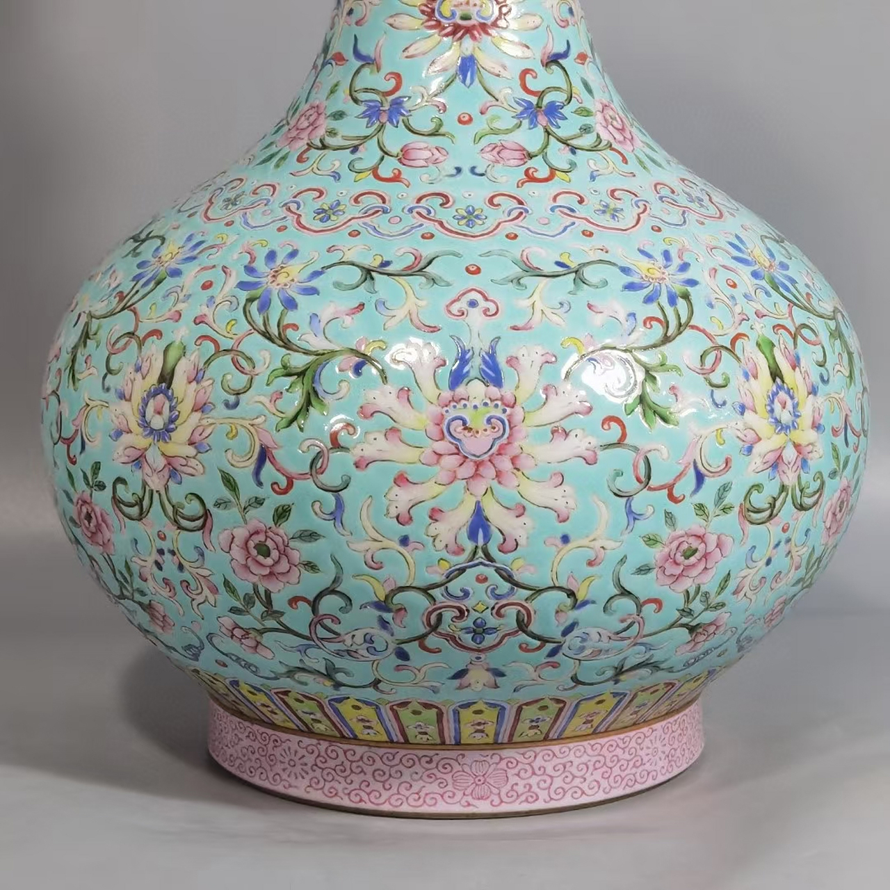 清中期松石绿釉粉彩缠枝莲纹双耳赏瓶