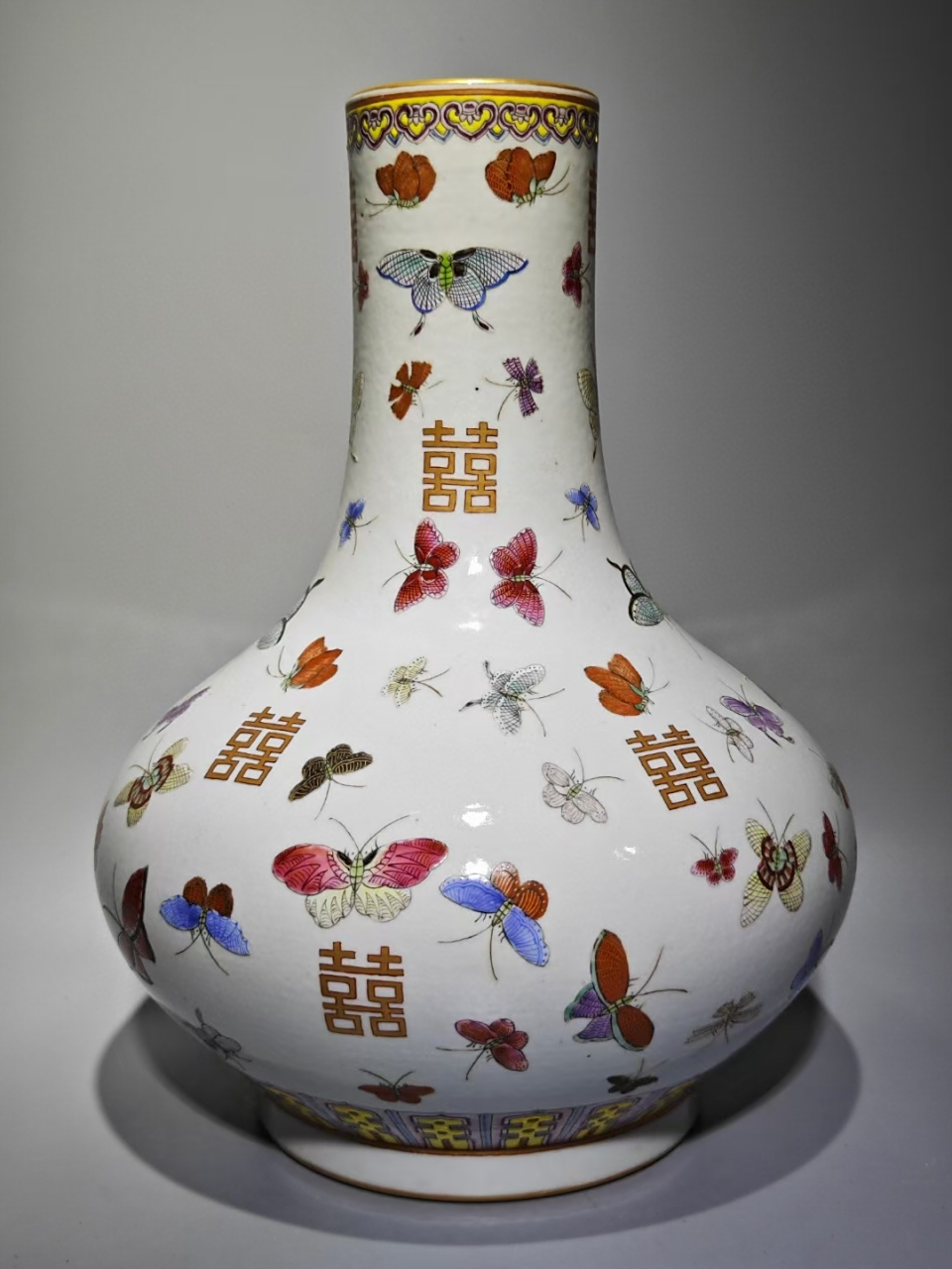 晚清粉彩描金百蝶喜字荸荠瓶