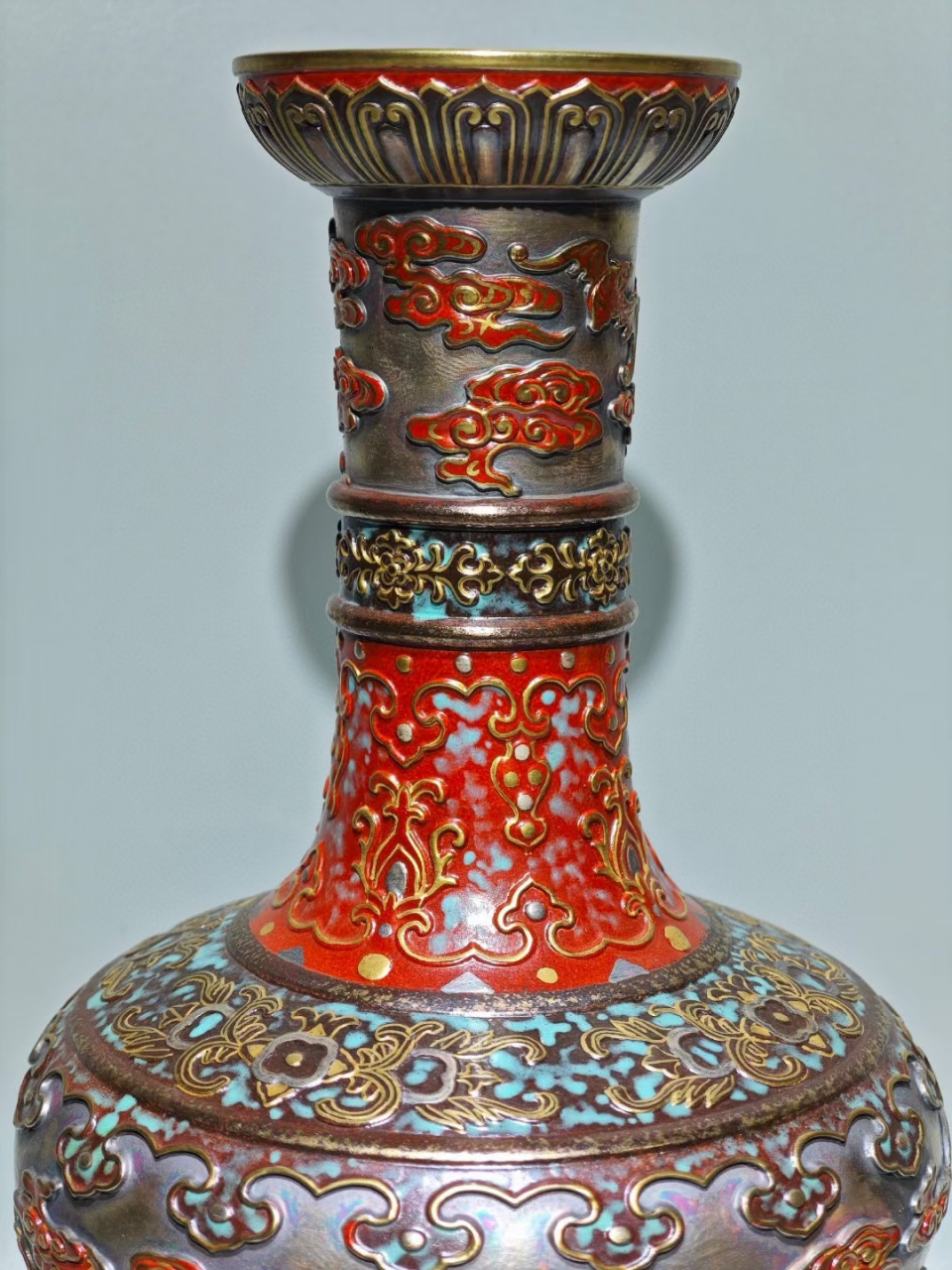 清中期古铜釉剔红金银浮雕蝙蝠祥云赏瓶