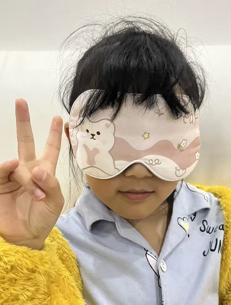 天还没亮就醒了,盯着孩子裹着纱布的眼睛,数着时间等护士来做最后检查