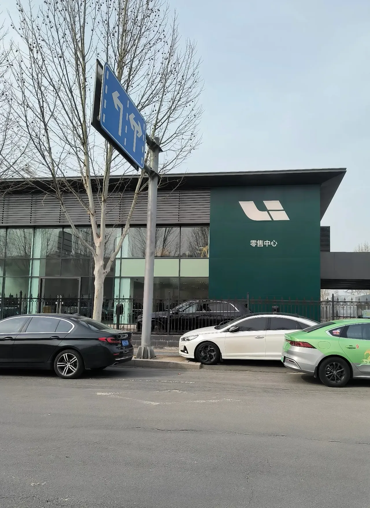 考虑换车了,想着很久没去汽车城转转了,今天正好有空,去了之后才发现