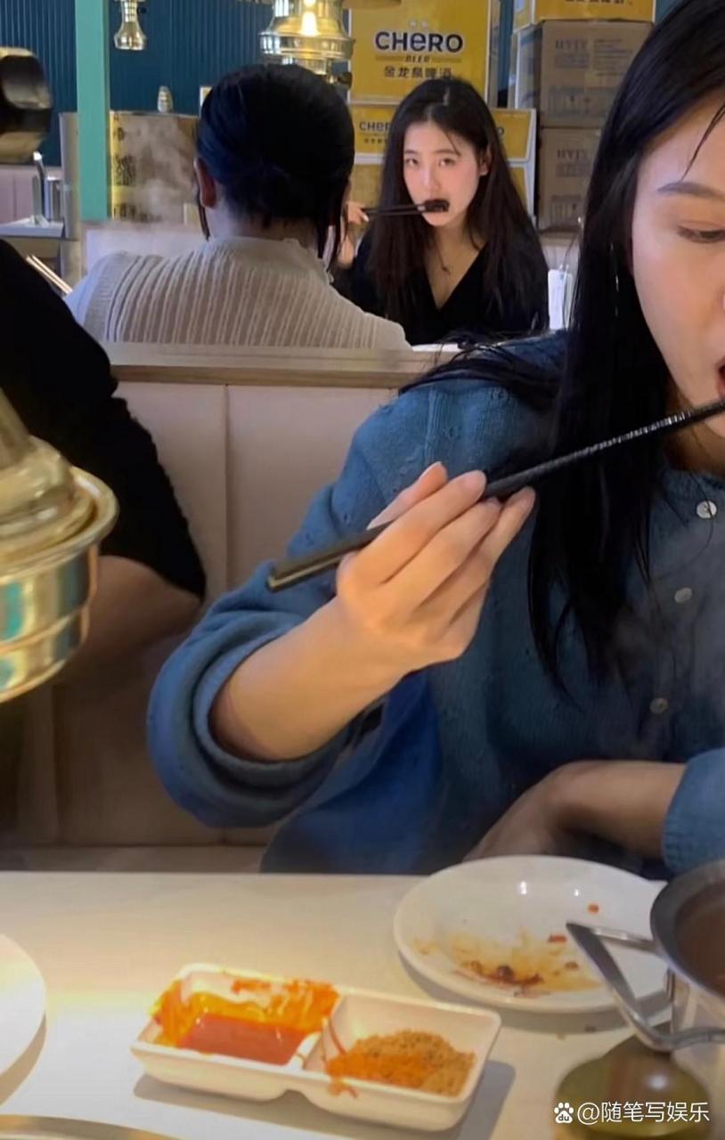 陪女友出去吃饭,和对面桌的女孩对上眼了怎么办?