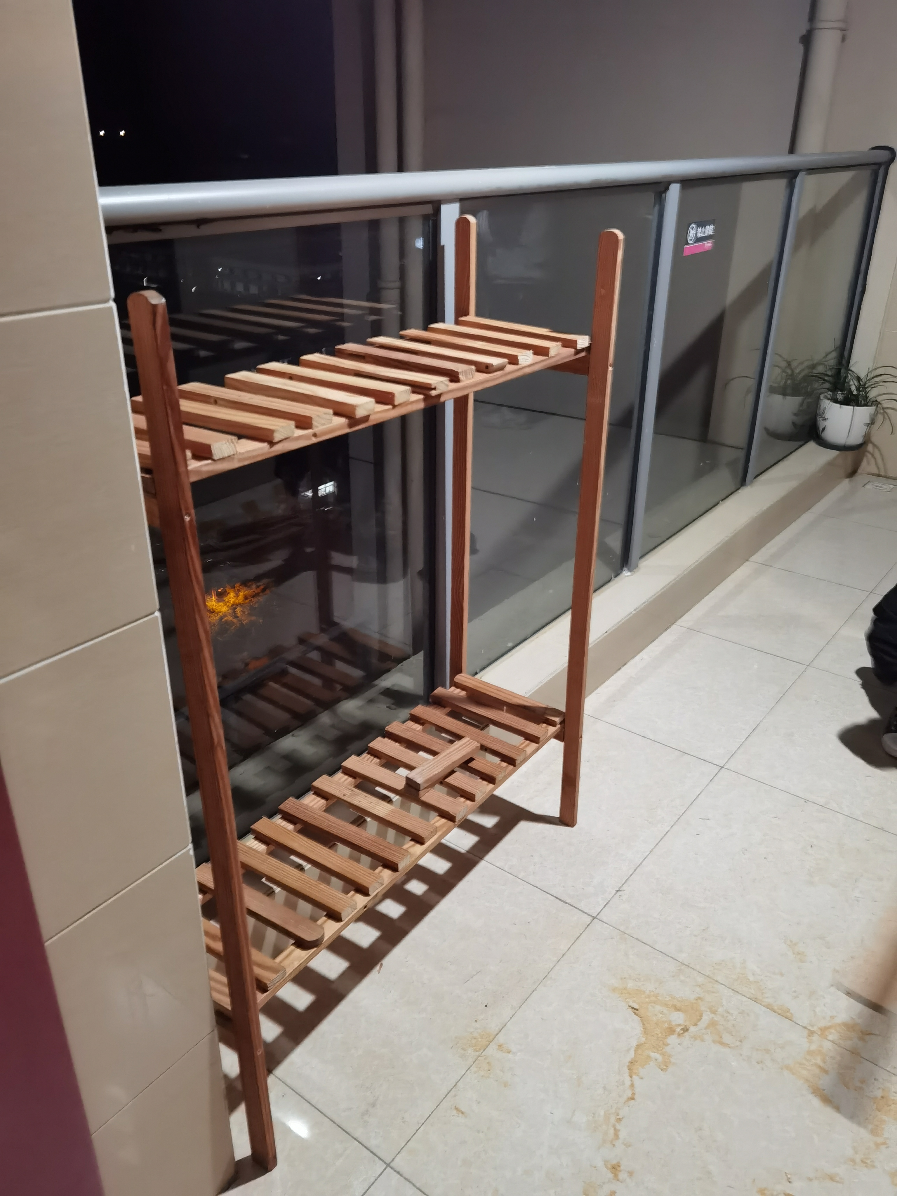 绿意盎然,我的阳台新宠——木质花架  夜幕降临,阳台一角,我的新宠