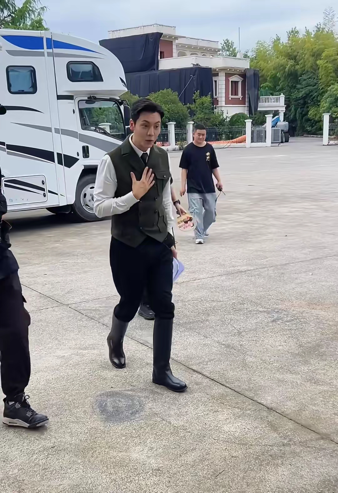 老九门2开机陈伟霆军装造型压迫感太强吓哭前来探班粉丝女儿 老九门