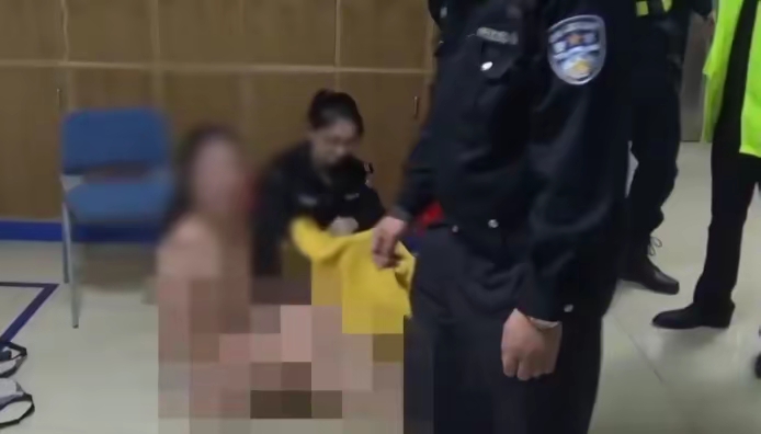 一女子竟在交警大队上演"疯狂闹剧",又是打人撒泼