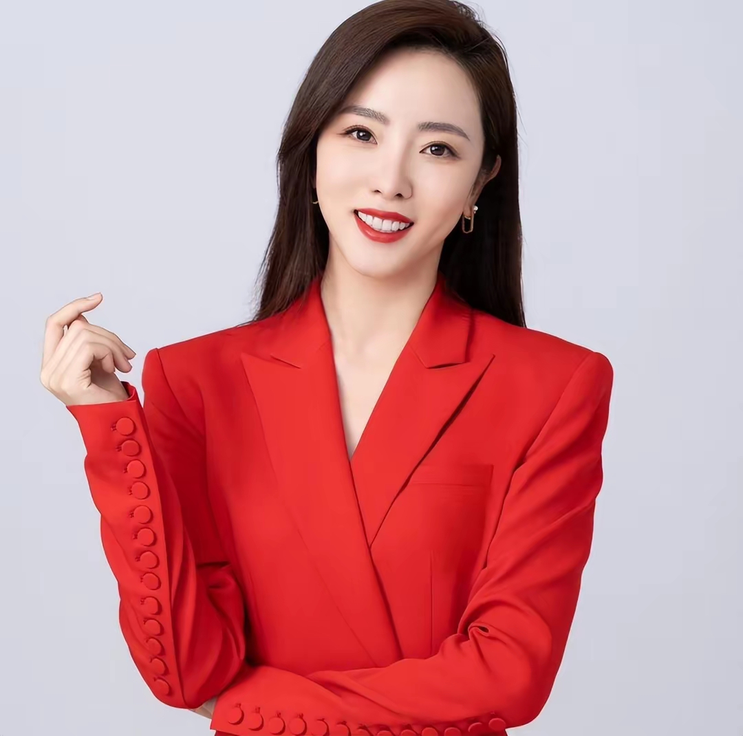 昔日央视春晚舞台上光彩照人的李思思,如今现身江苏苏果社区超市活动