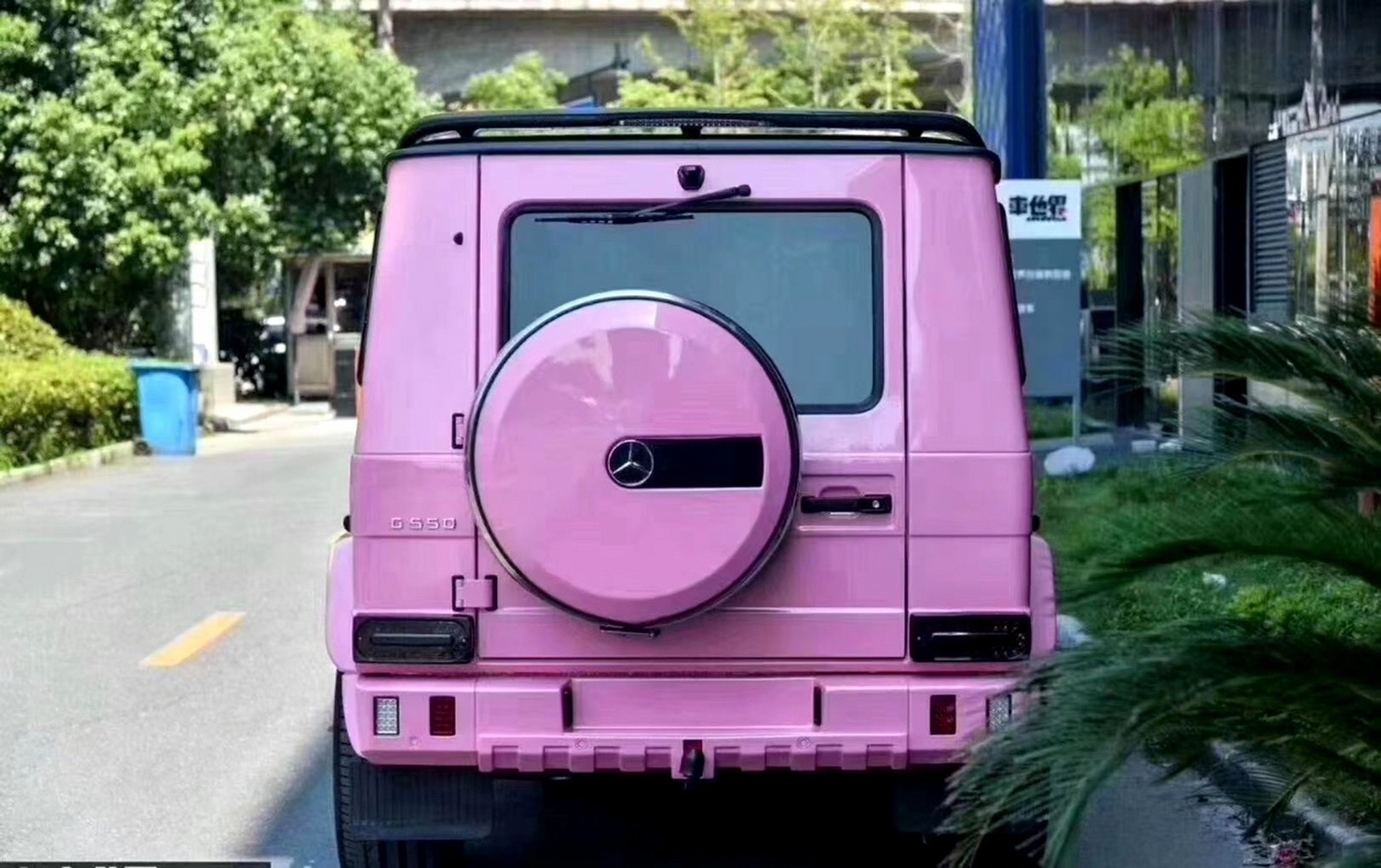 粉色大g #汽车内饰# 改装巴博斯,前标换了,后标不换[挠头]