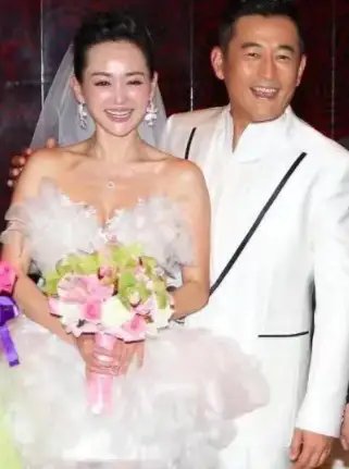 当年,王志飞爱上了小16岁的张歆艺,便绝情地对妻子说:我们离婚吧,我