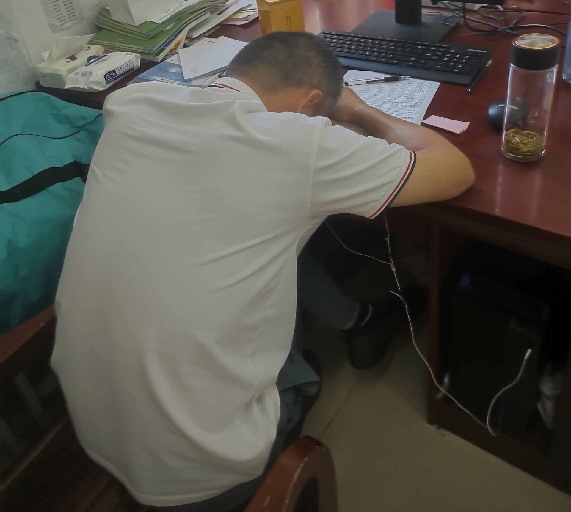中午,偌大的办公室静悄悄的.
