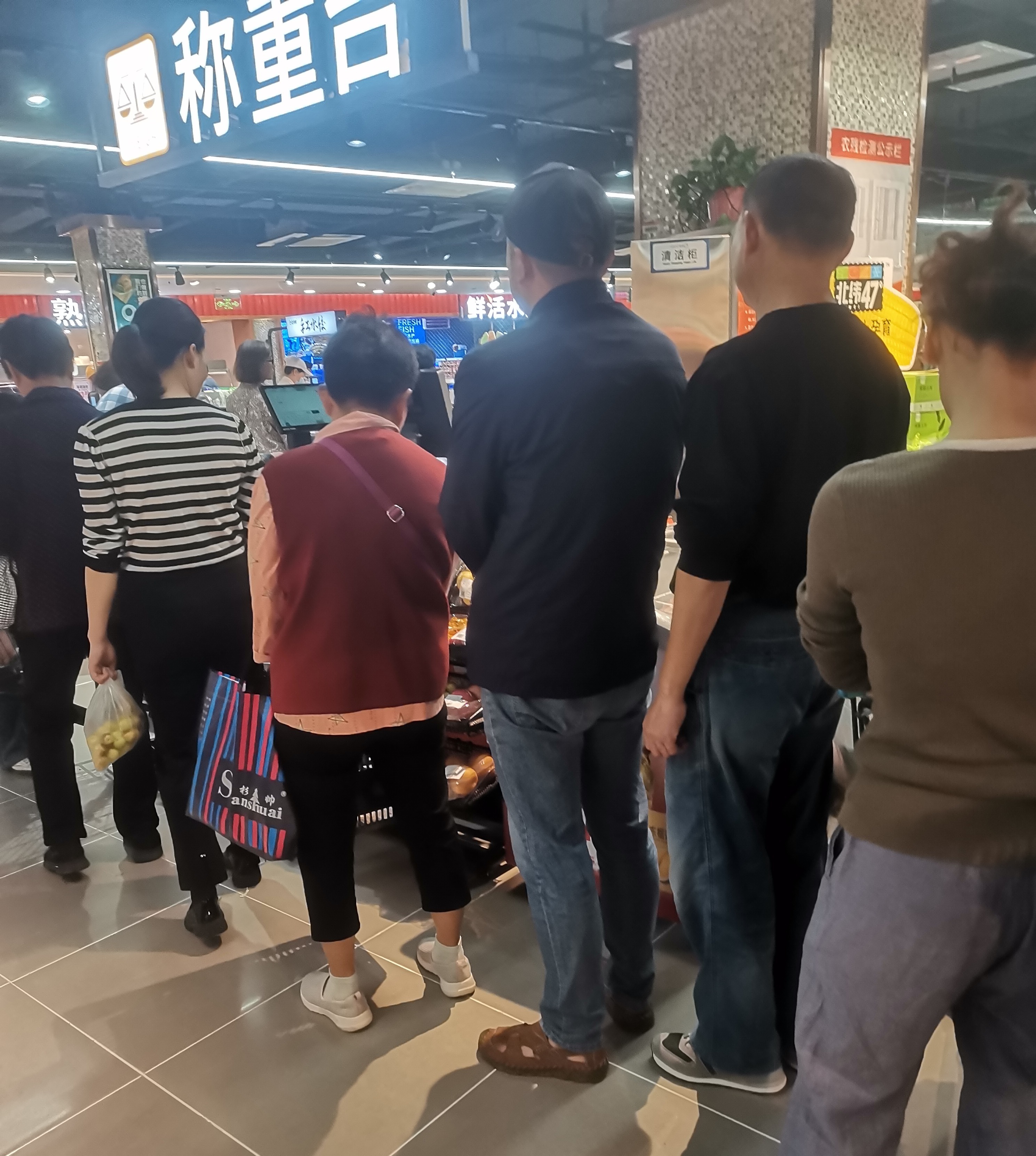 没想到,陪老婆来超市买东西也要排队