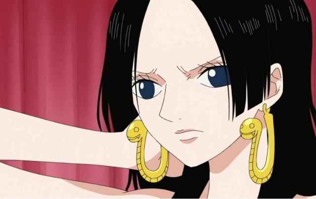 女帝小时候被人放的贩卖到玛丽乔亚,一直呆在天龙人