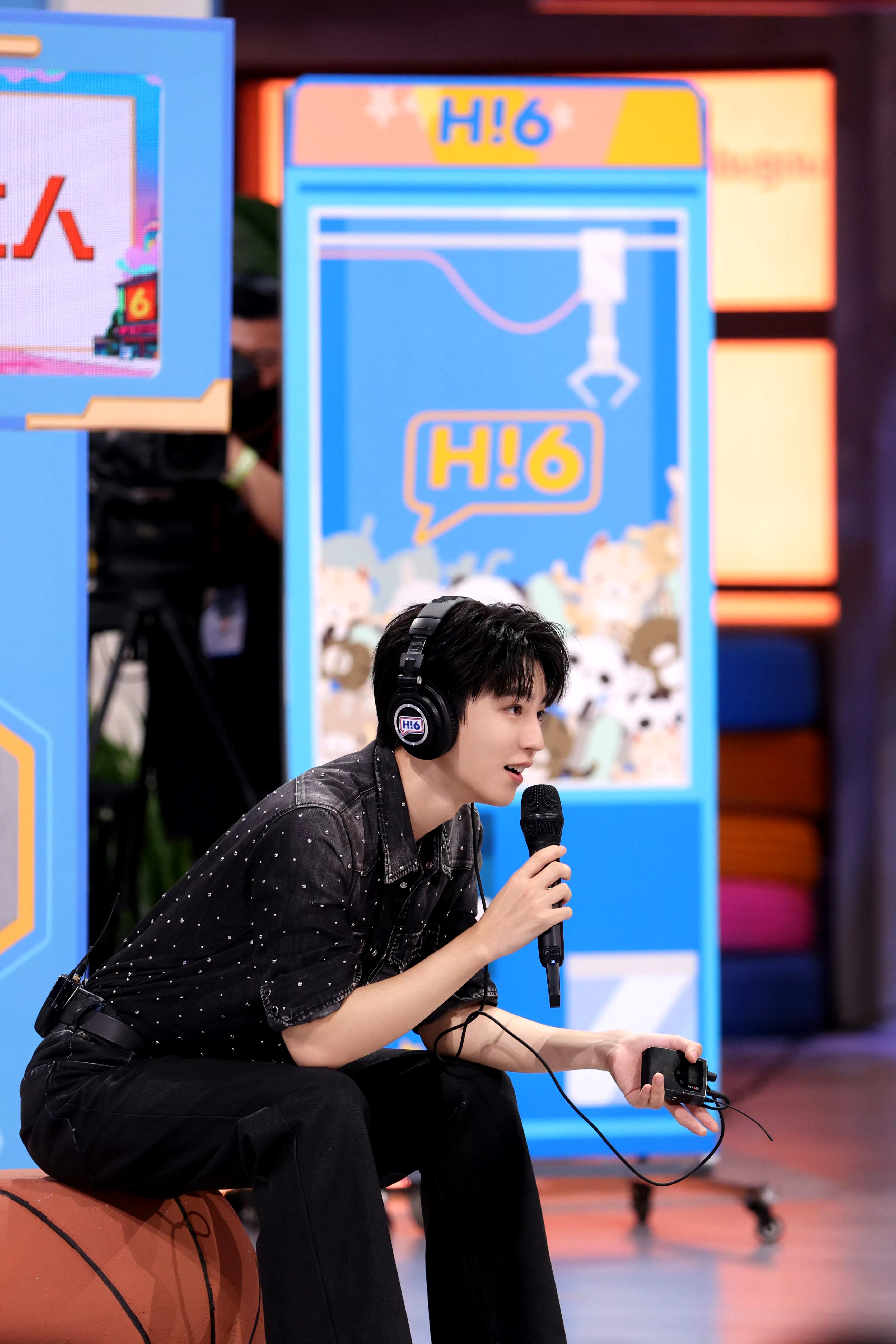 王俊凯玩梗宣传野孩子 :这个男人叫小潘,他在野孩子里面饰演的叫文叔