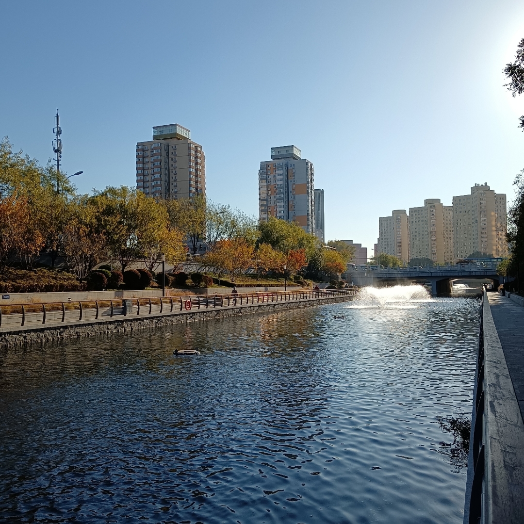 北京东城亮马河畔