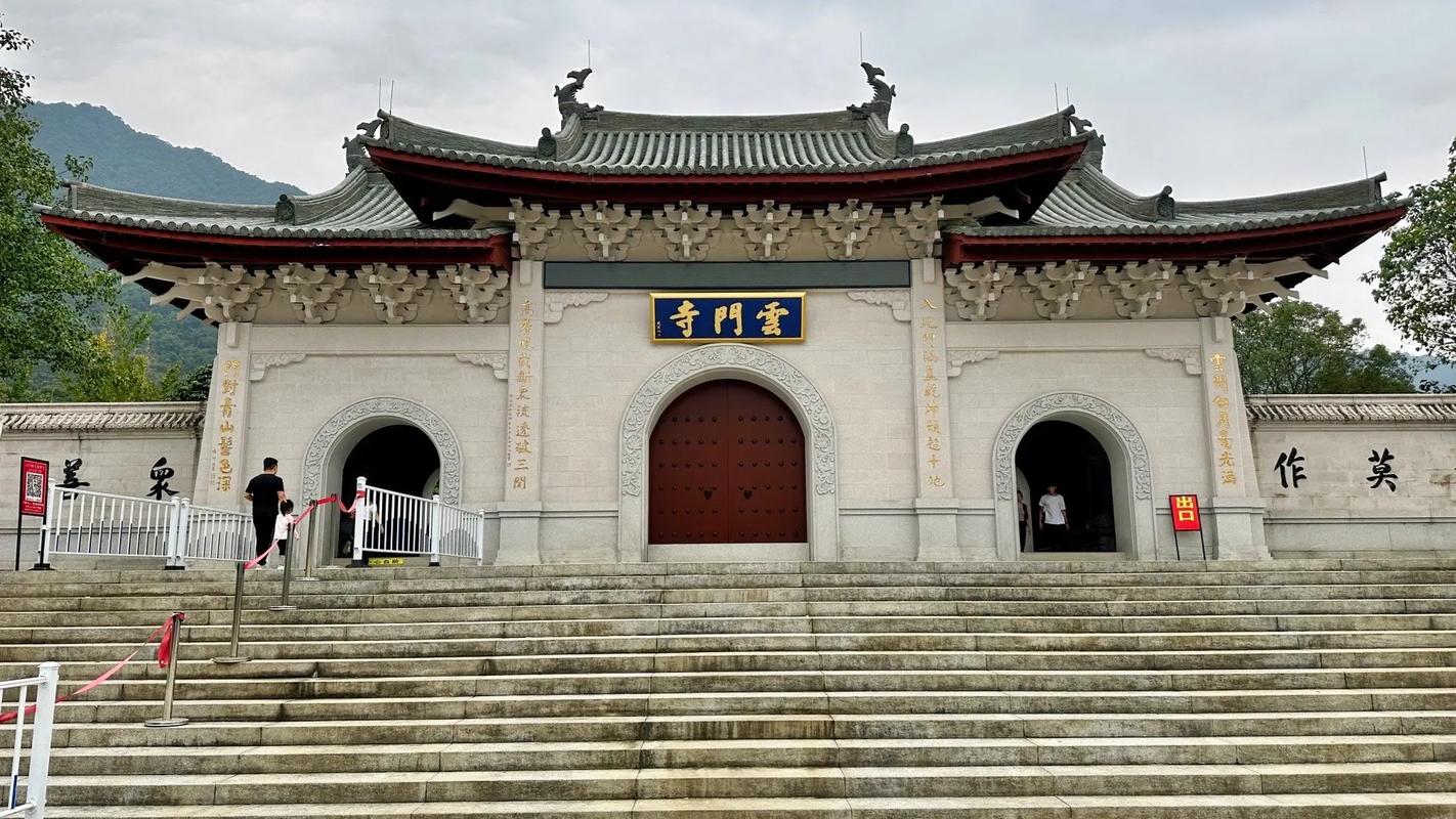 这三个门洞分别象征着"三解脱门",即"空门","无相门","无作门"