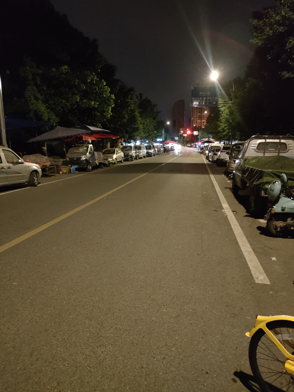 凌晨三点,我骑行在成都四环绿道上,微风拂过,仿佛能触摸到星光的温度.