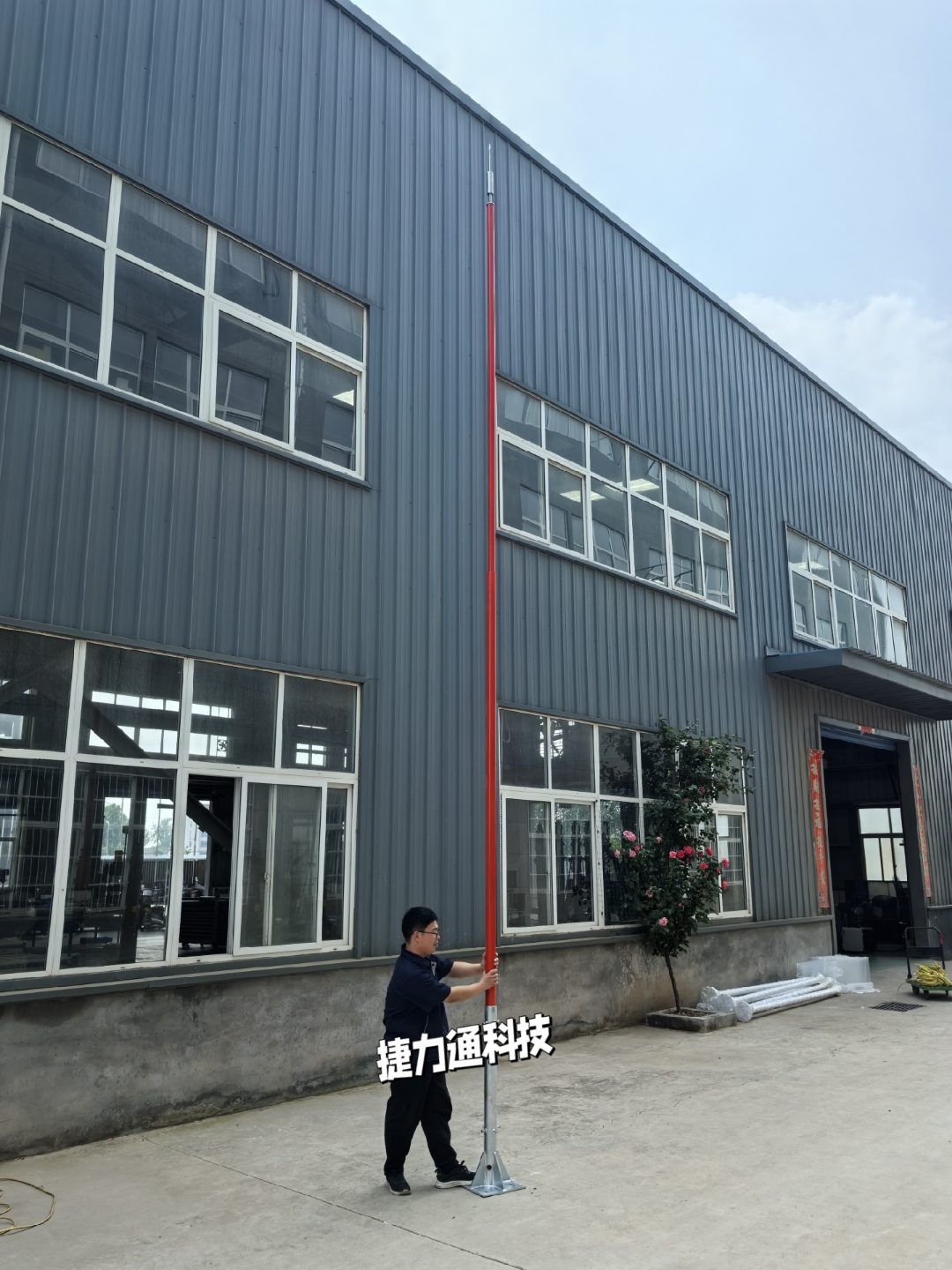橘红色的玻璃钢避雷针接闪器测试完成,顶部配置捷力通主动预放电避雷